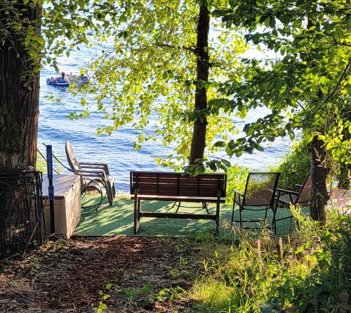 C19 Conscious Quiet Adult Lake View Rental — 4-Star Luxury Hotel in Sammamish, United States