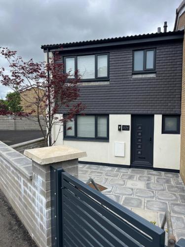 Uber Stylish 3 bedroom home off Road parking near town centre and Bike Park Wales — 4-Star Luxury Hotel in Merthyr Tydfil, United Kingdom