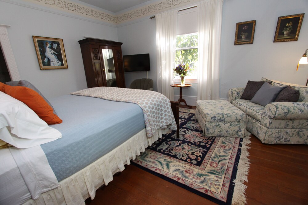 Kelley & Young Wine Garden Inn - photo 10