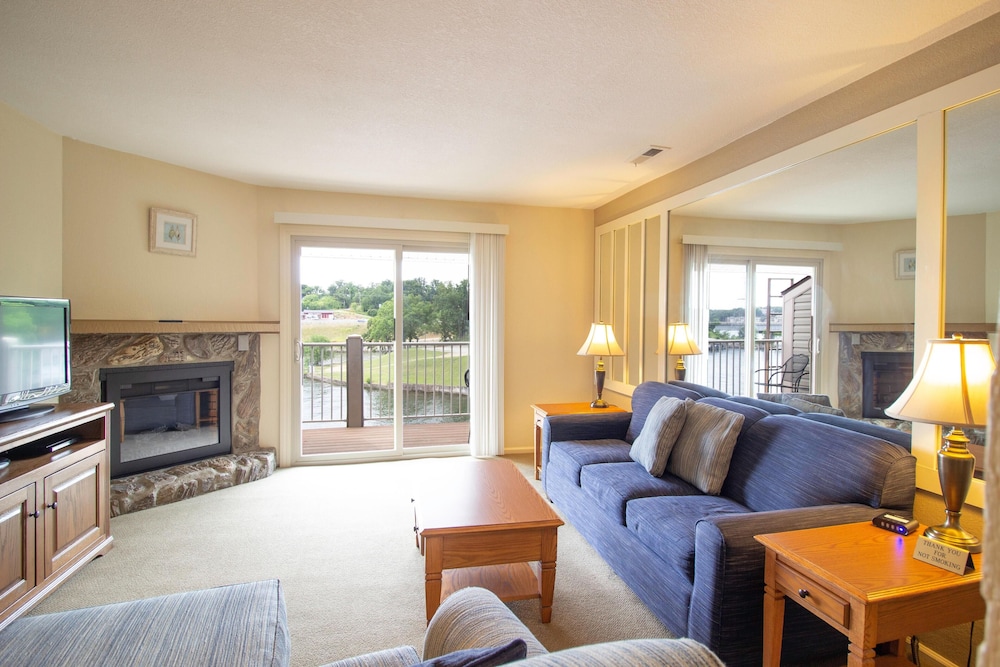 Lakewood Resort by EVRentals — hotel in Osage Beach
