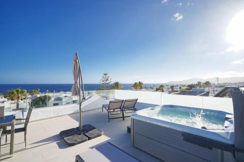 Rooftop Sea View with Jacuzzi And A C in Puerto Del Carmen, Spain