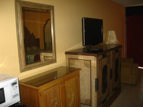 Lake Cecile Inn and Suites - photo 9