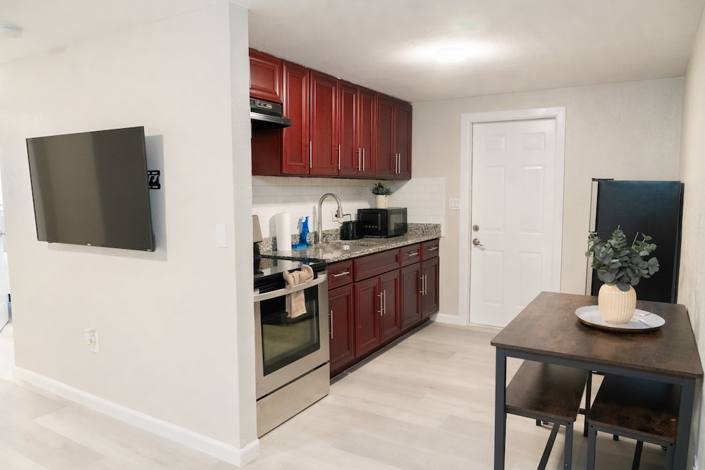 University Serenity Suites 15th - photo 10