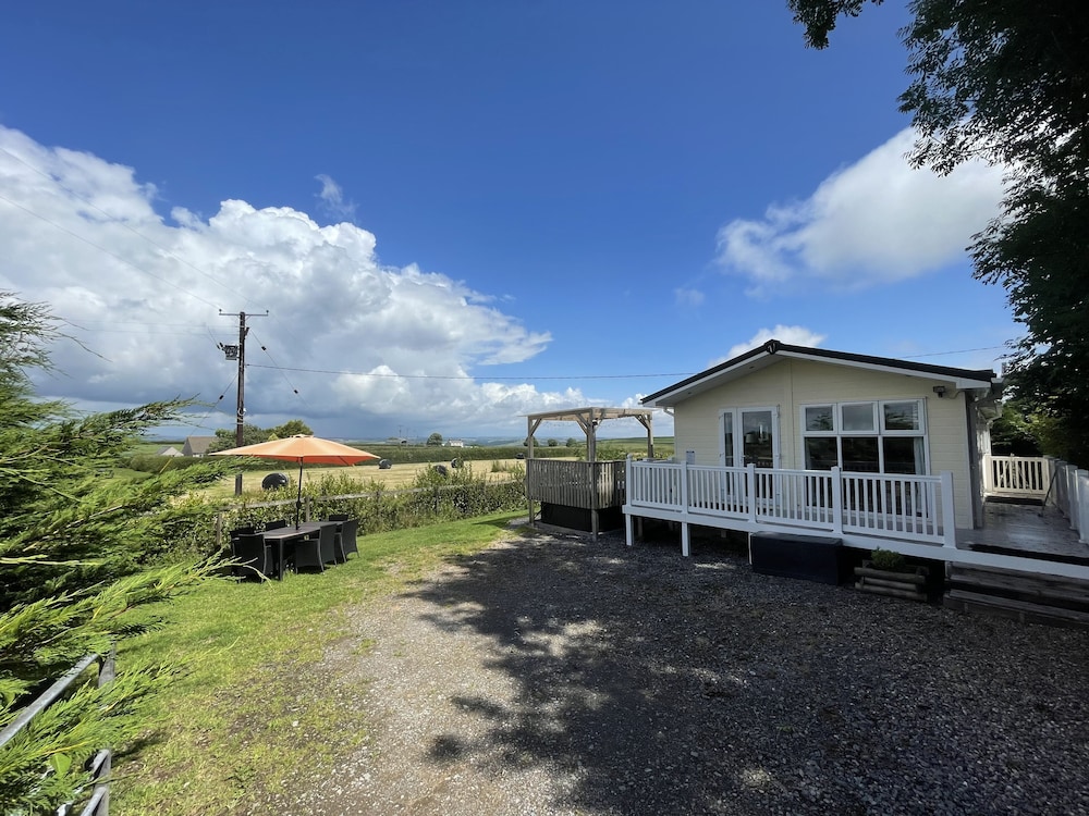 Mountain View Lodge — 4-Star Luxury Hotel in Whitland, United Kingdom