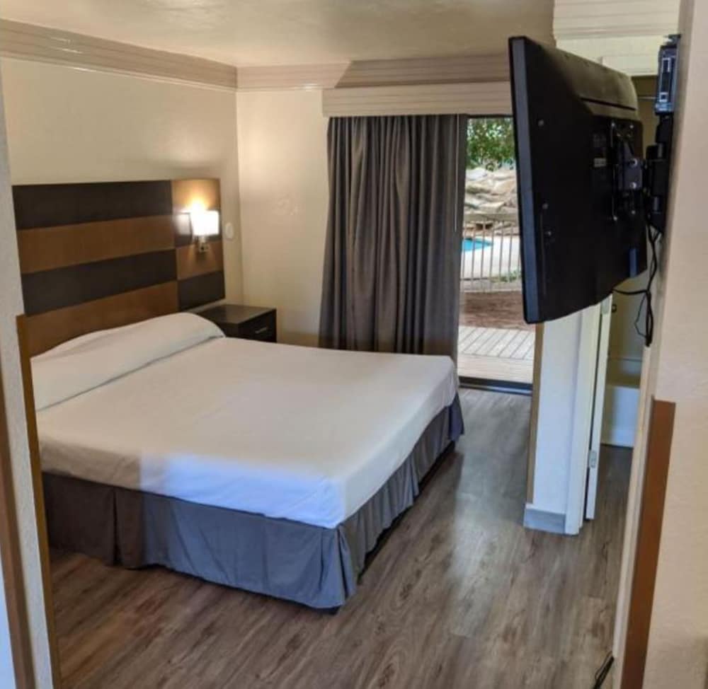 Atrium Inn - photo 3