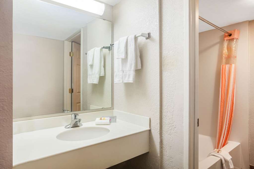 Days Inn by Wyndham Del Rio - photo 33