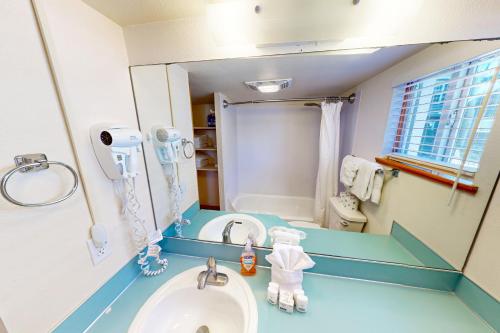 Beaches Inn Buccaneer Bay Bungalow - photo 19