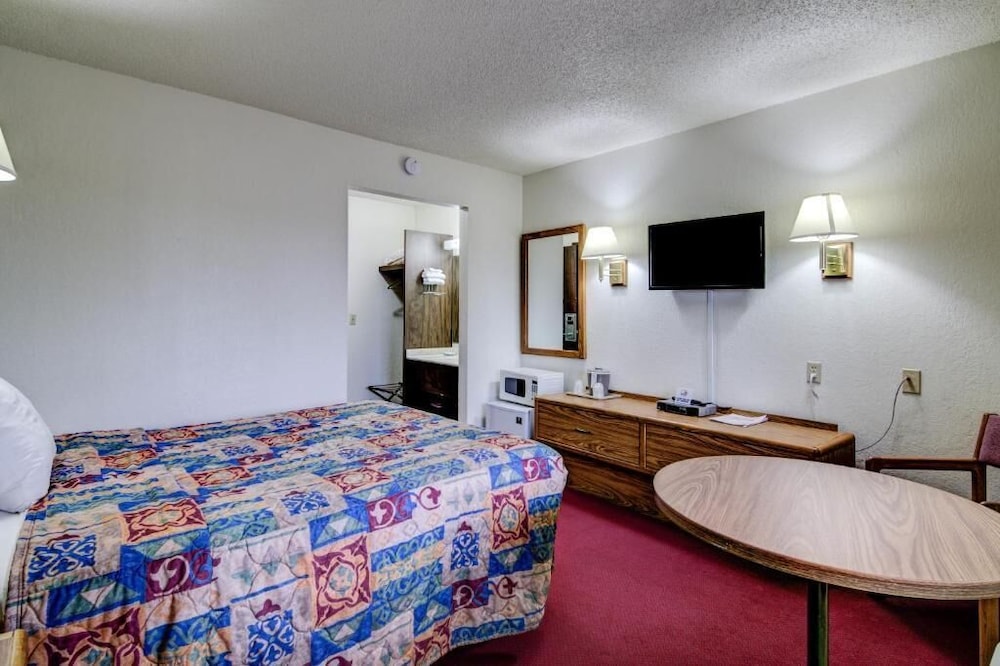Bloomer Inn & Suites - photo 9