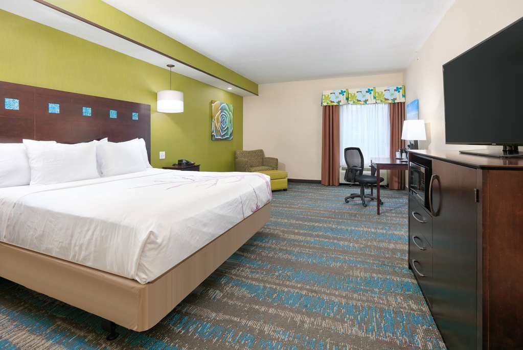 La Quinta Inn & Suites by Wyndham Dallas Grand Prairie South - photo 46