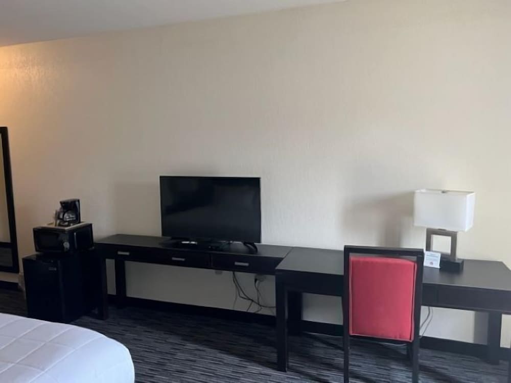 American Inn and Suites Houghton Lake - photo 10