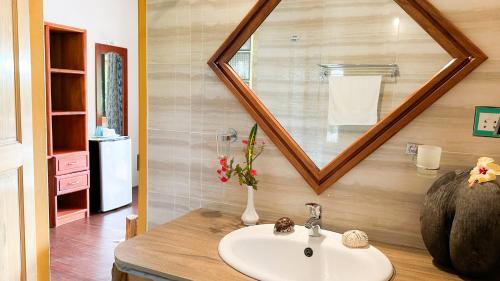 Bwaver Cottage — 4-Star Luxury Hotel in La Passe, Seychelles