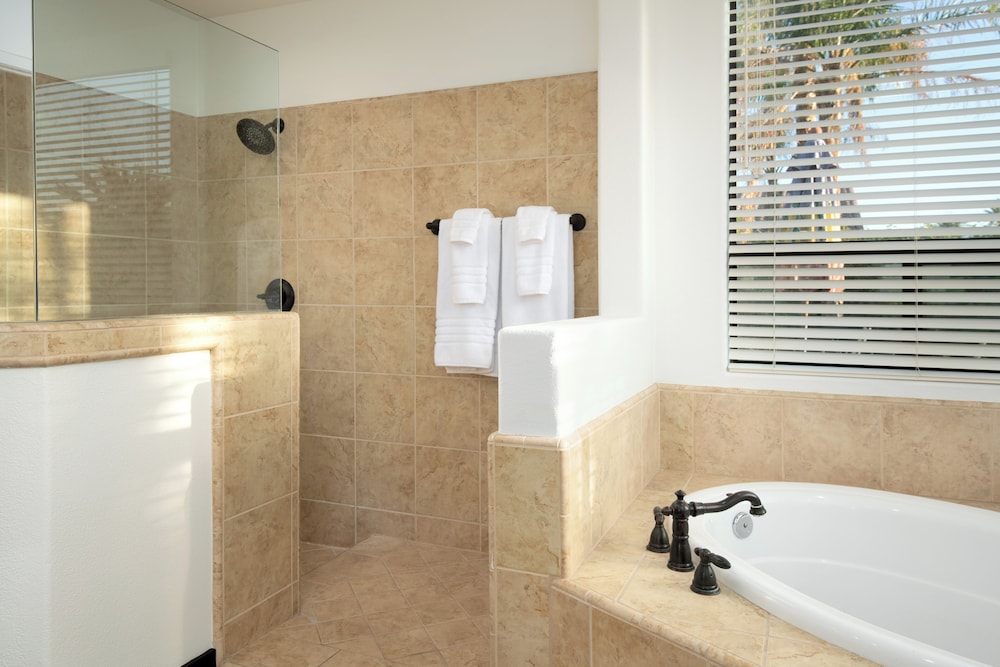 5BR Resort Style Entertainer with Pool Spa BBQ - photo 32