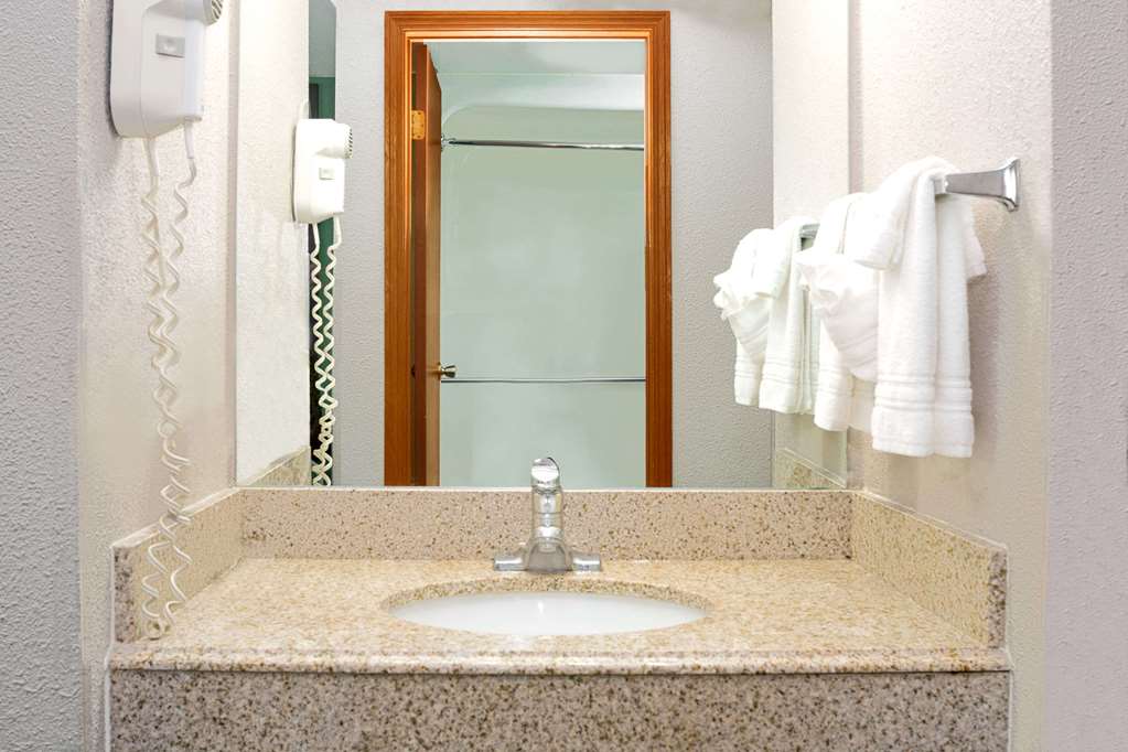 Super 8 by Wyndham Denver Stapleton - photo 5