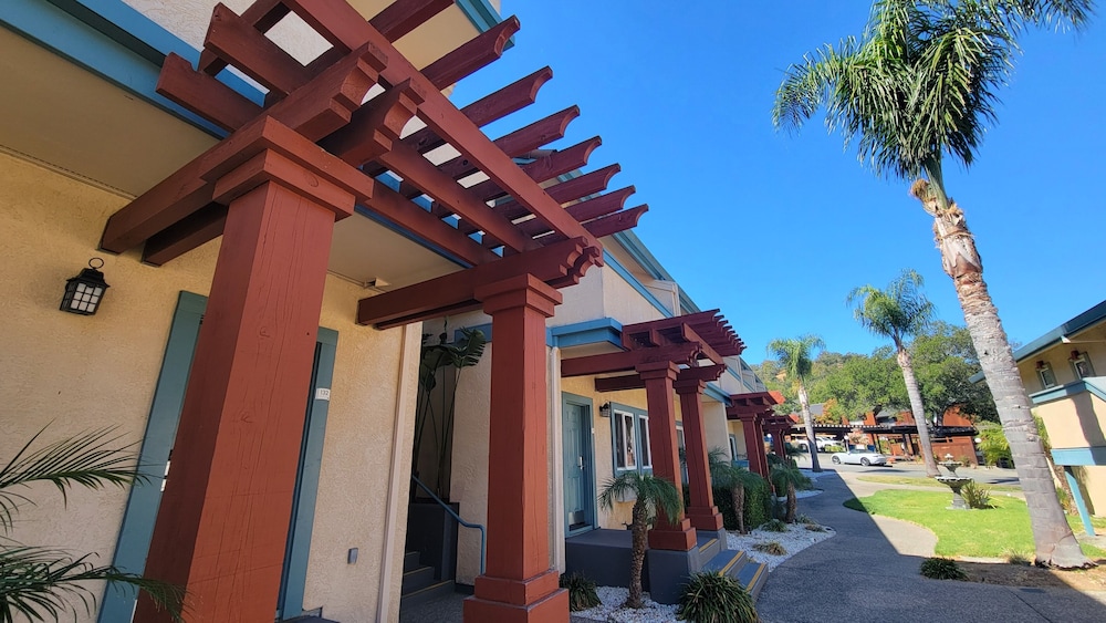 Marinwood Inn & Suites - photo 28