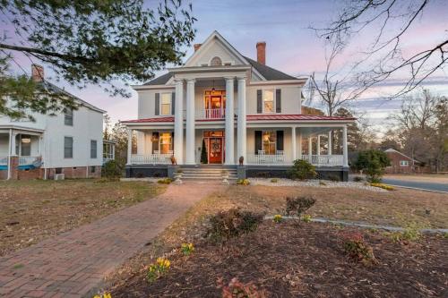 The Bagley House: built in 1911 — 4-Star Luxury Hotel in Blackstone, United States