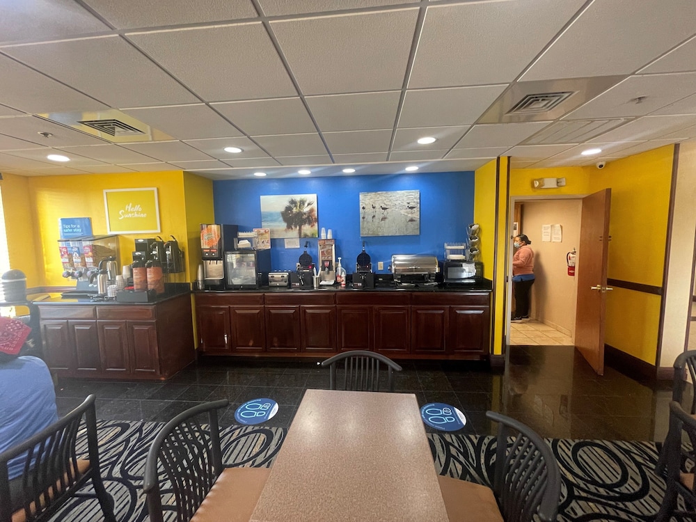 Days Inn & Suites by Wyndham Fort Pierce I 95 - photo 15