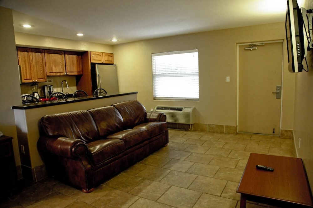 Lake Grassy Inn & Suites - photo 15