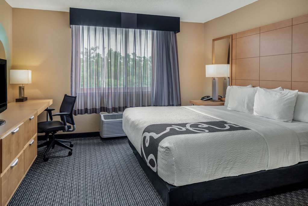 La Quinta Inn & Suites by Wyndham Naples Downtown - photo 22