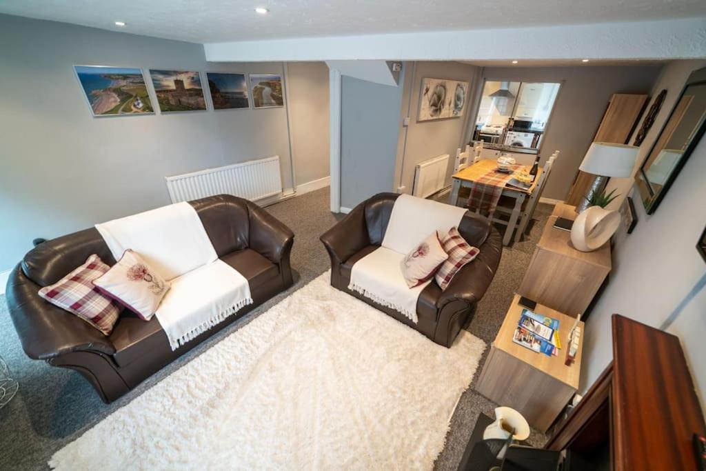 2 Bed Sleeps 4 Central Haverfordwest Town House — 4-Star Luxury Hotel in Haverfordwest, United Kingdom