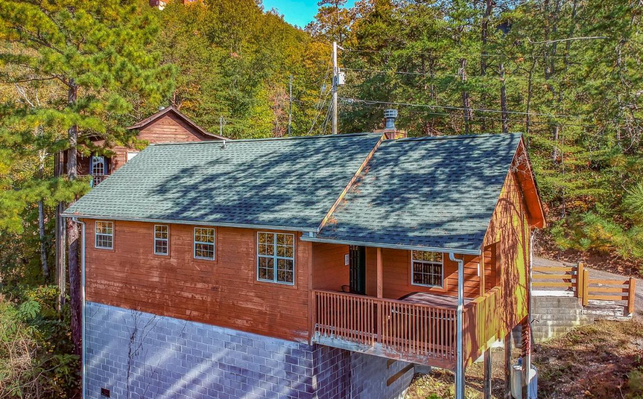Ladybug Resort Romantic Cabin with Mountain Views Game Room Close To Dollywood - photo 22