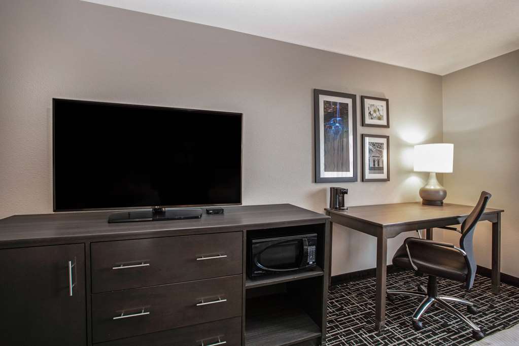 La Quinta Inn & Suites by Wyndham Fayetteville - photo 15