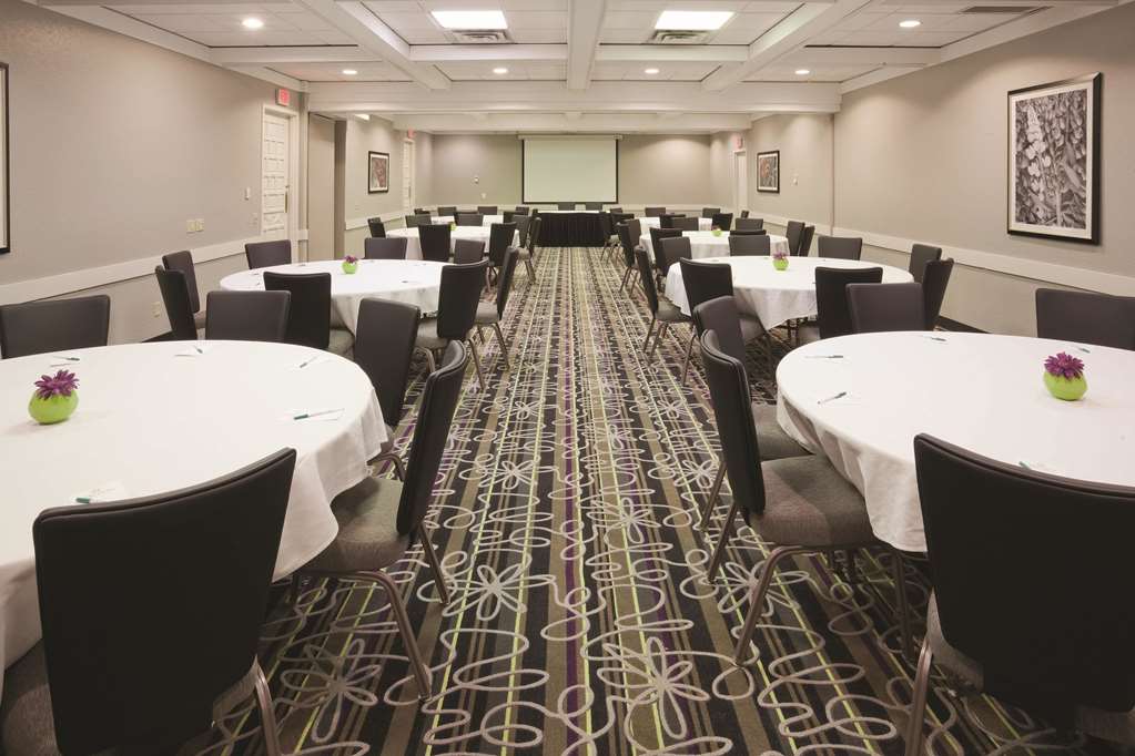 La Quinta Inn & Suites by Wyndham Minneapolis Bloomington W - photo 56