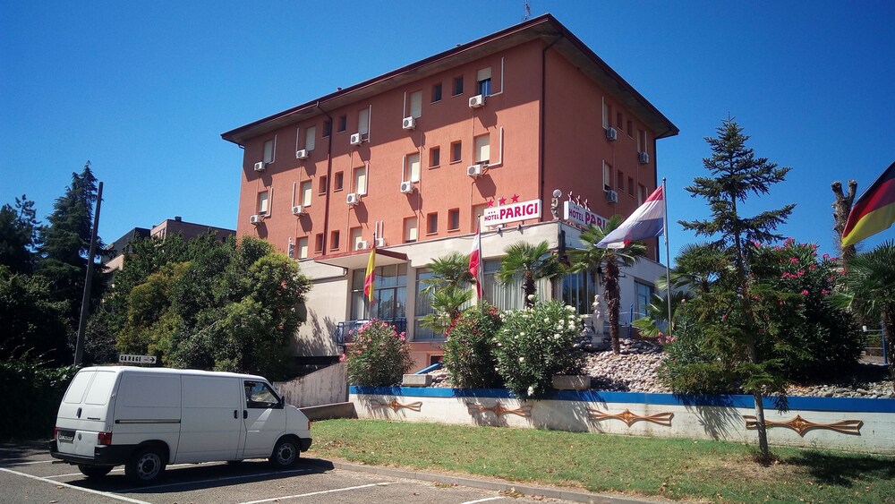 Hotel Parigi — hotel in Castel San Pietro Terme