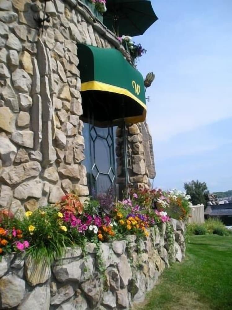Weathervane Terrace Inn and Suites - photo 29