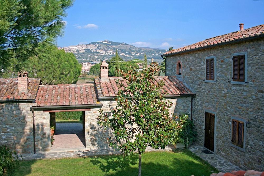 Agriturismo Il Borgo — 4-Star Luxury Hotel in Cortona, Italy