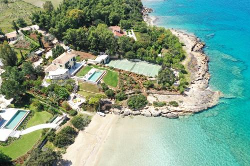 Villa Aria Luxury Beachfront Villa with Pool And Tennis Court — 5-Star Luxury Hotel in Koilas, Greece