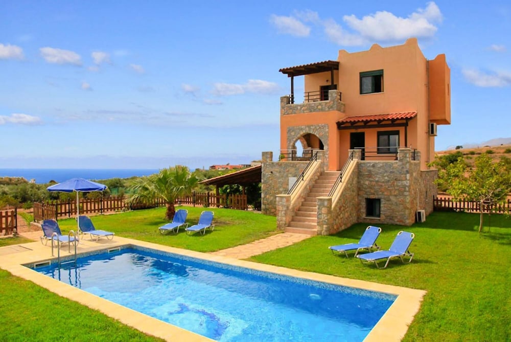 Theo Beach Villa Large Private Pool Walk to Beach Sea Views A C Wifi Car Not Required 1843 — 4-Star Luxury Hotel in Chora Sfakion, Greece