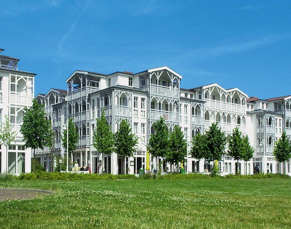 Apartment in a Lakeside Park in Sellin With a Balcony — hotel in Sellin