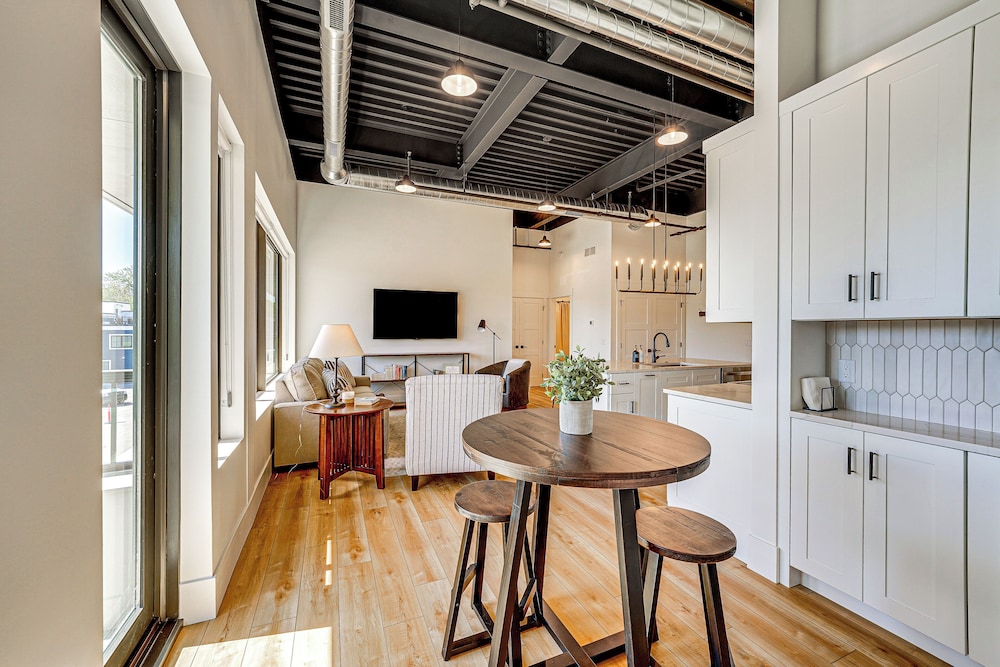 Downtown Grand Haven Condo Walk to Boardwalk — 4-Star Luxury Hotel in Grand Haven, United States