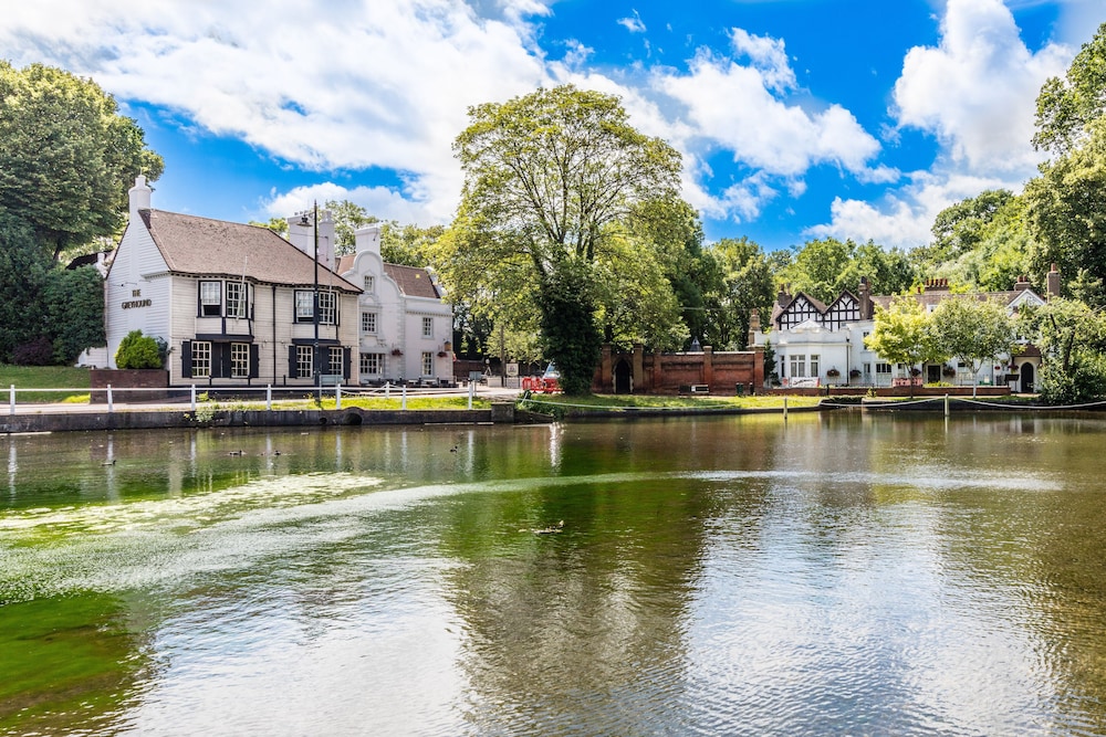Greyhound Hotel - last minute hotel in Carshalton