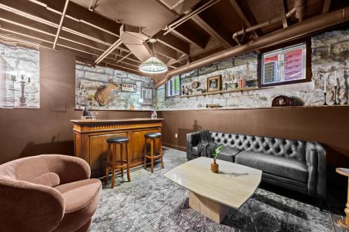 Gatsby Glam 3br Speakeasy Retreat In Louisville — Louisville