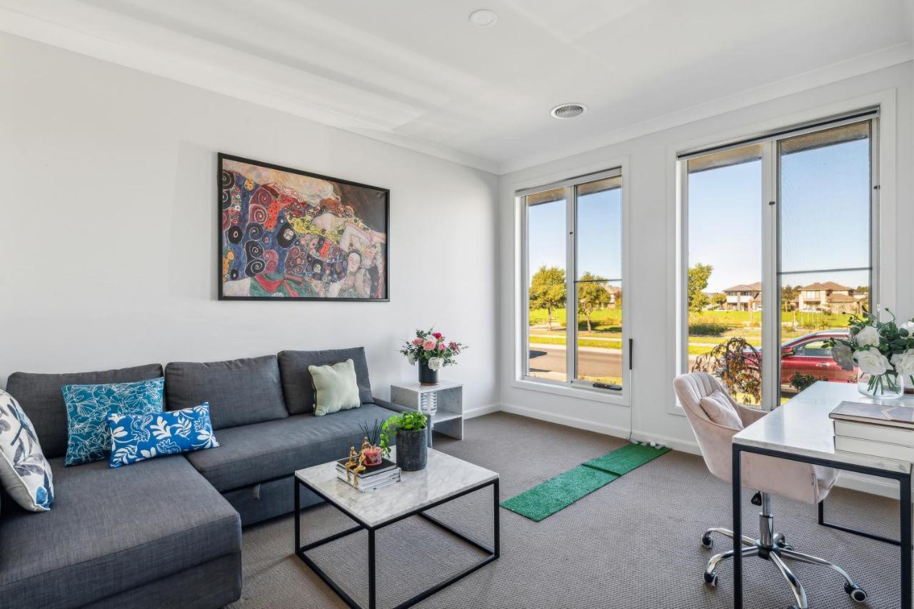 Shine Point Cook Elegant Home Sweet Home — 4-Star Luxury Hotel in Point Cook, Australia