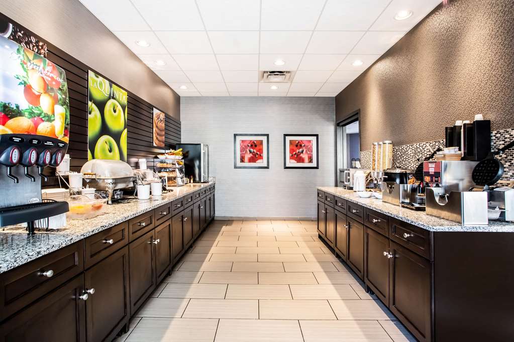 La Quinta Inn & Suites by Wyndham Lynchburg at Liberty Univ. - photo 57