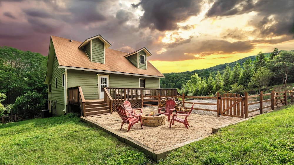 Hickory Nut Hideaway by AvantStay Mountain Views in Asheville, United States