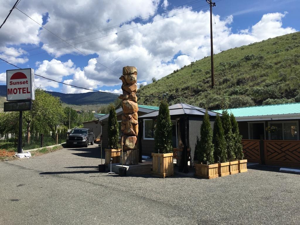 Sunset Motel - carbon neutral hotel in Cache Creek