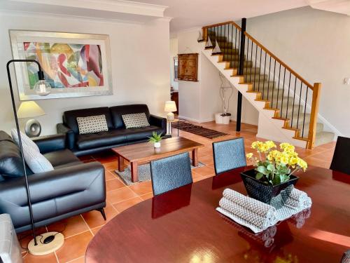 Bright Fremantle Townhouse with Courtyard & Balcony Parking for 2 Cars Walk to markets and other attractions 3BR 3BA — 4-Star Luxury Hotel in Fremantle, Australia