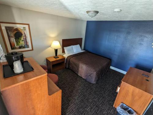 Bea's Parkway Inn - photo 17