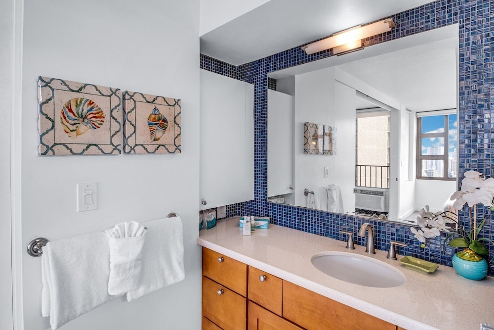 Artsy 32nd Floor Condo with Modern Furnishings & Gorgeous Ocean Views by Koko Resort Vacation Rentals - photo 19