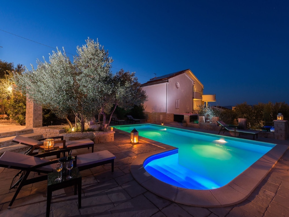 Splendid Apartment in Murter With Swimming Pool — 4-Star Luxury Hotel in Murter, Croatia
