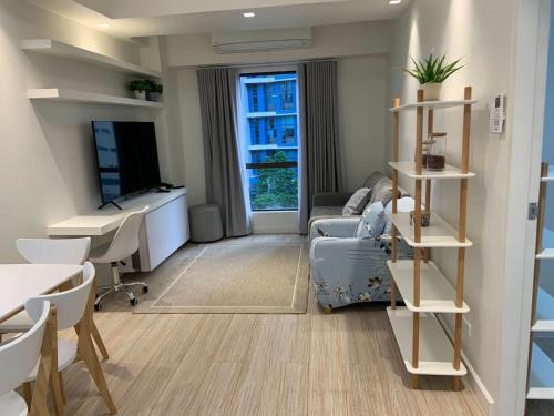 Comfy and Renovated 1 BR with Balcony BGC Golf View — 4-Star Luxury Hotel in Manila, Philippines
