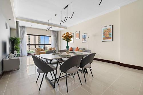 Golden Mile at its Best 2BR Plus Maids Palm Jumeirah — 4-Star Luxury Hotel in Dubai, United Arab Emirates