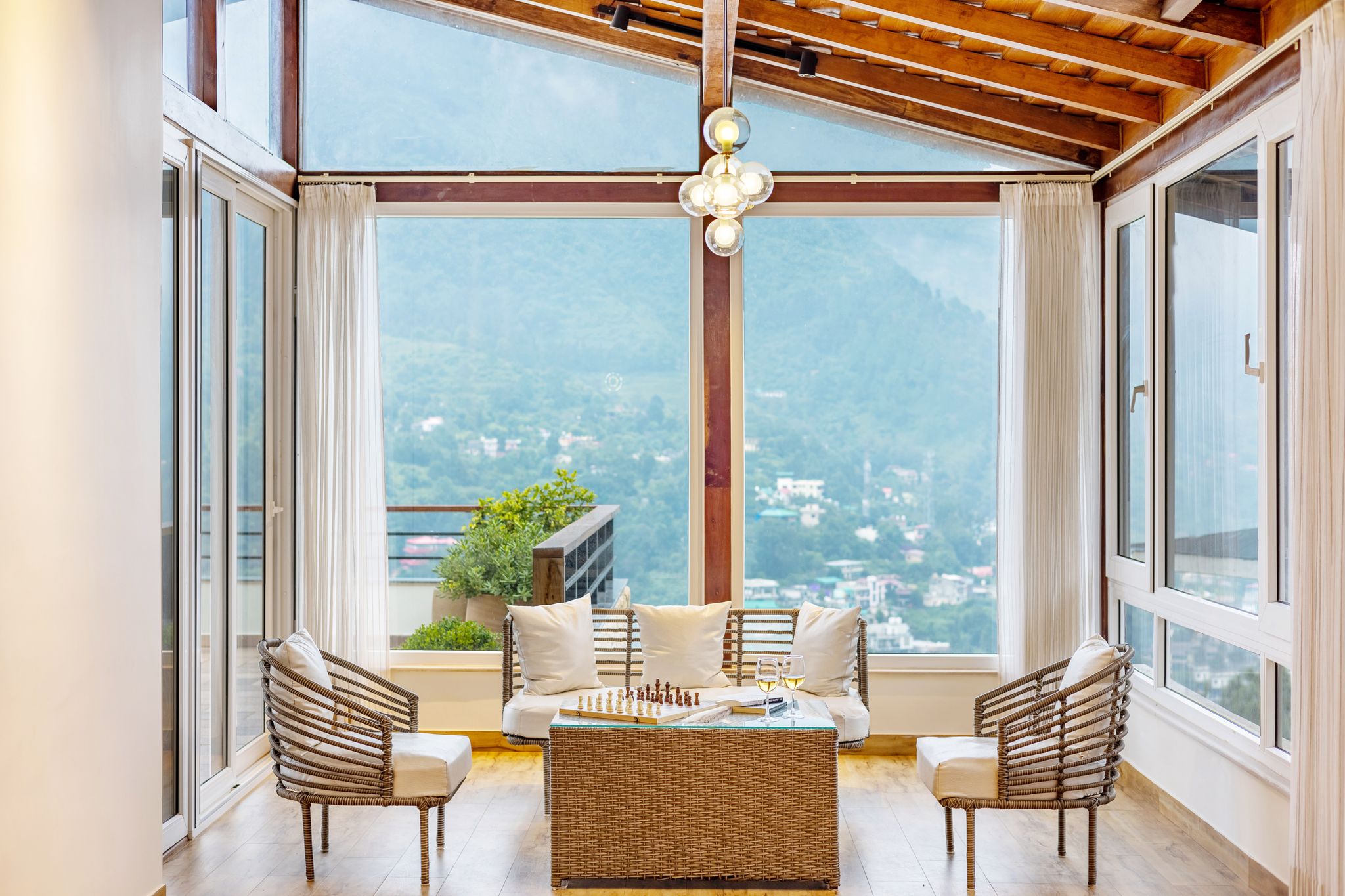 ELIVAAS 2 BHK With Balcony & Hill Lake Antarmann Casa Ember — 5-Star Luxury Hotel in Bhim Tal, India