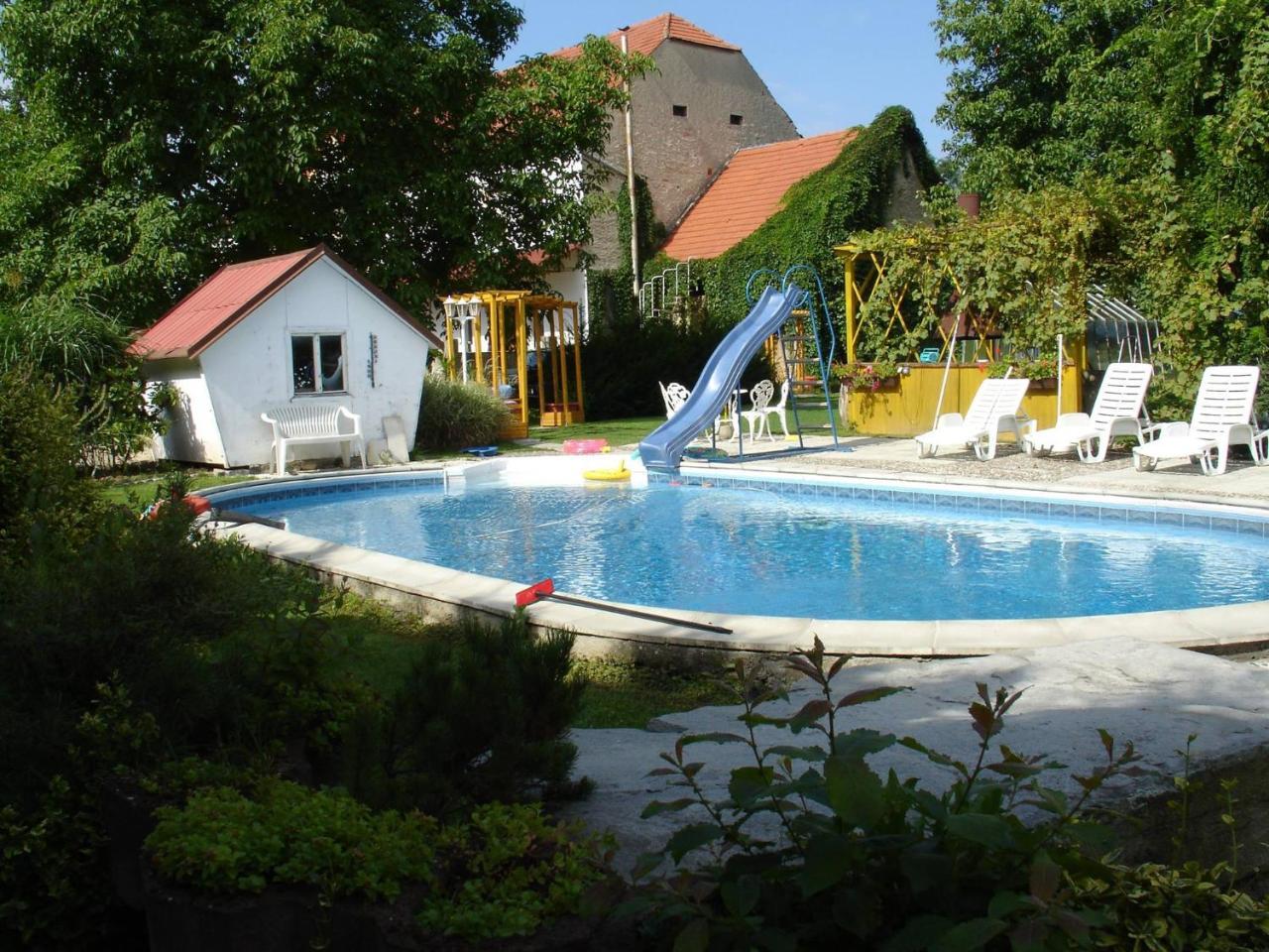Penzion u lípy — hotel in Doksy