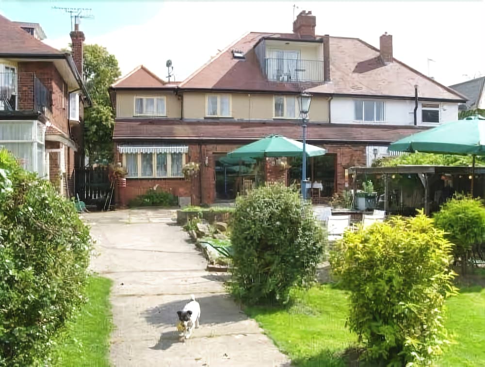Acorn Guest House in Hull — 4-Star Luxury Hotel in Kingston Upon Hull, United Kingdom