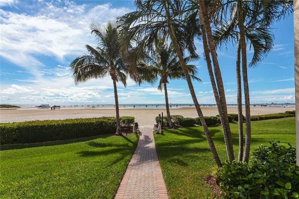 Sandarac A406 Two Bedroom Condo — 4-Star Luxury Hotel in Fort Myers Beach, United States