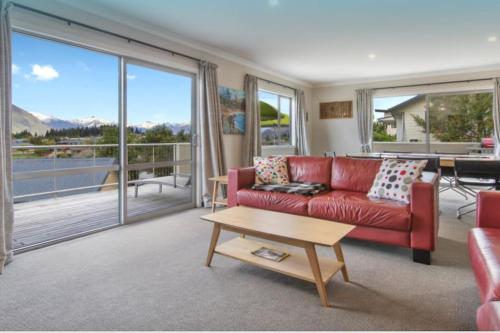 Wanaka ‘Mount Iron Edge’ with Mountain Views in Wanaka, New Zealand